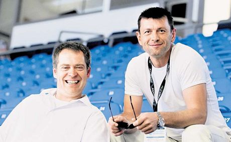 SEHRANÁ DVOJICE. Martin Hosták a David Pospíil naváou v Hradci v pozici trenér na spolupráci z televizního studia.