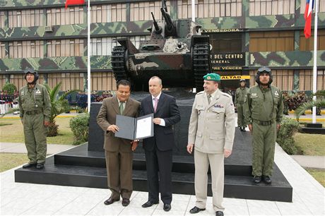 Peruánská vláda darovala historický eskoslovenský tank LTP-38 eské republice. Na snímku zleva je peruánský ministr obrany José Urquizo, eský velvyslanec v Peru Vladimír Eisenbruk a editel VHÚ Ale Kníek.