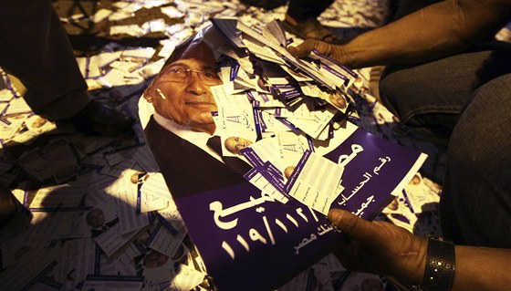 Vyrabovaná volební  centrála Ahmeda afíka v Káhie (29. kvtna 2012)