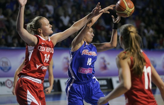 Zora Jíleková (vlevo) je jednou ze ty basketbalistek vyazených z nominace.