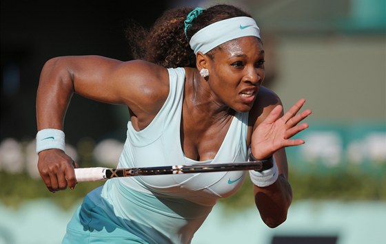 MARNÁ SNAHA. Serena Williamsová dobíhá míek v utkání s Virginií Razzanovou.