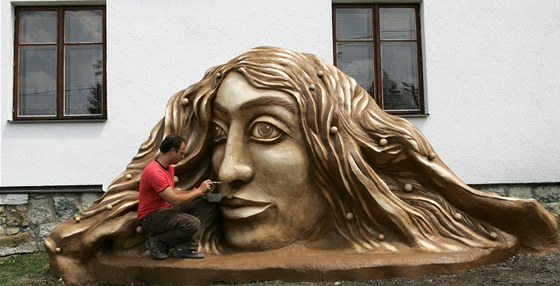 U obce Hluboká na Žďársku vytvořil umělec Michal Olšiak dvoumetrovou sochu...