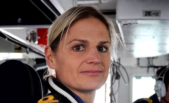 Sarah Westová jako první ena pevzala velení britské válené lodi.
