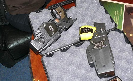 Policejní paralyzéry taser