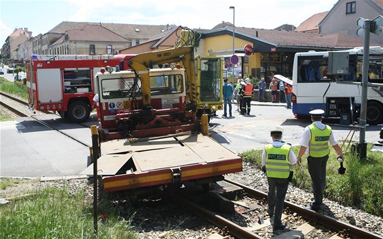 Stet drezíny a autobusu na pejezdu v Teti