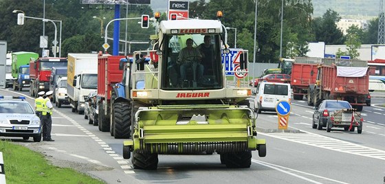 Ve stedu 23. kvtna zablokují zemdlci hlavní tahy na Blanensku, Beclavsku, Mikulovsku i Znojemsku. Ilustraní snímek