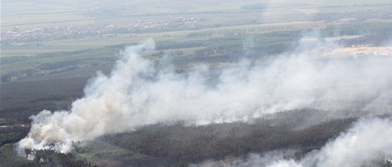 HUSTÝ DÝM. Lesní požár mezi Bzencem, Strážnicí a Ratíškovicemi na Hodonínsku....
