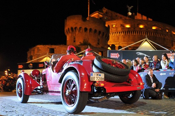 Mille Miglia je velkou událostí pro celou Itálii. sSlnice bývají doslova
