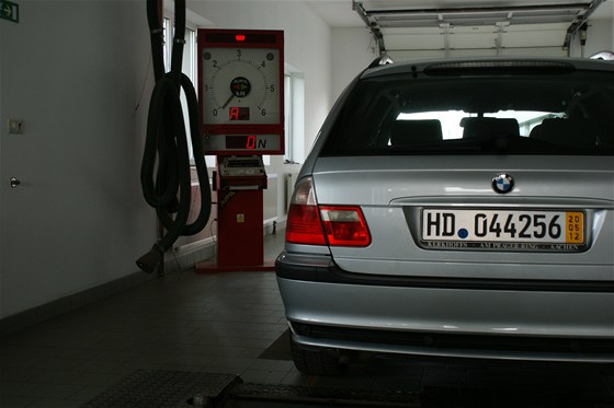 Po dovozu do Česka musí auto projít prohlídkou na STK.