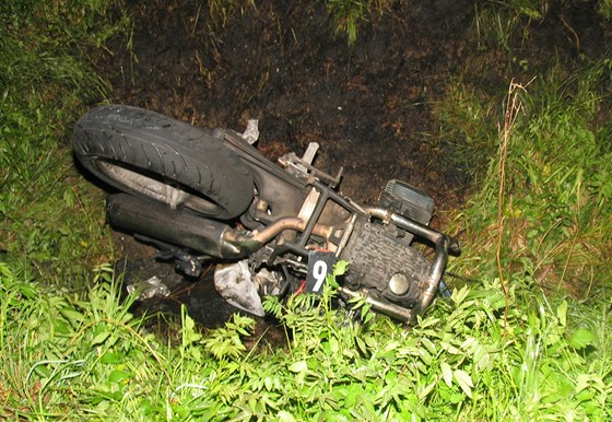 Jednaticetiletý motorká zemel po stetu s vlakem u obce kyn na Prachaticku