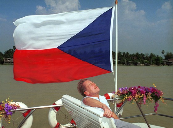 Václav Havel se sluní na palub lodi cestou z Bangkoku v únoru 1994.