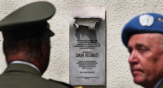 Ped deseti roky odhalili Kubiovi pamtní desku na budov opavského magistrátu v Krnovské ulici, kde za války byla kasárna, kam dojídl.