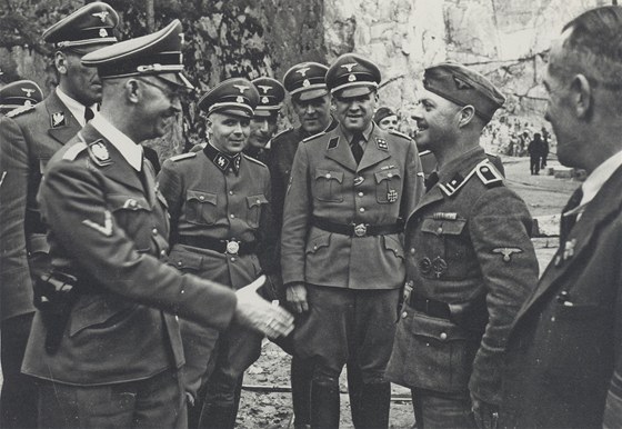 éf SS Heinrich Himmler se v Mauthausenu pijel pozdravit s velitelem tábora...