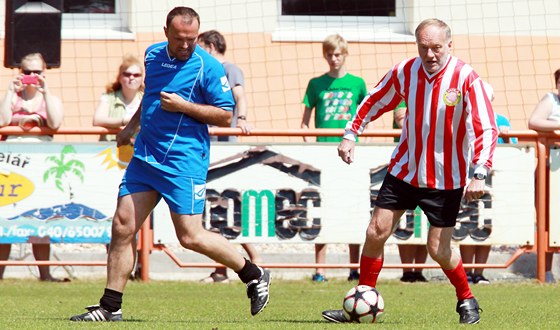 Televizní Slavoj Houslice hrál v ivanicích na Pardubicku. U míe herec Ludk