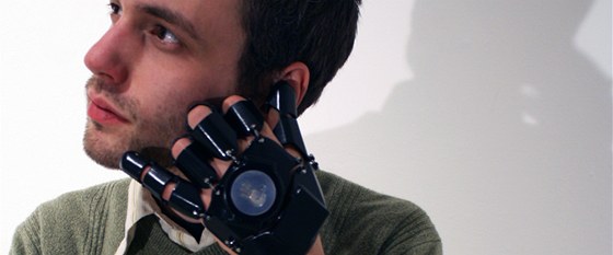 Designér Bryan Cera pedstavil koncept netradiního mobilního zaízení s názvem Glove One.