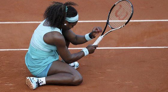 NA KOLENOU. Serena WIlliamsová se s dvouhrou na Roland Garros rozlouila...