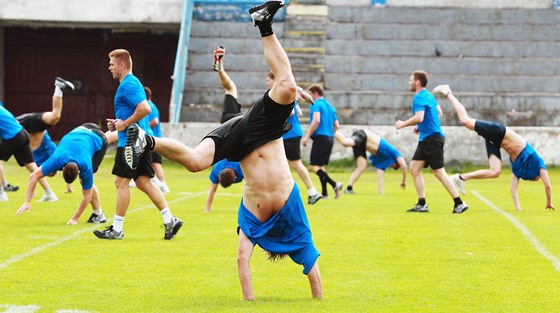 Hokejisté Pardubic zahájili letní pípravu na fotbalovém stadionu.