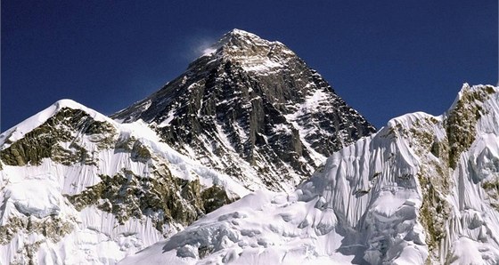 8 850 METR. Na vrchol Mount Everestu, nejvyí hory svta, vystoupily stovky lidí, mezi nimi i deset ech.