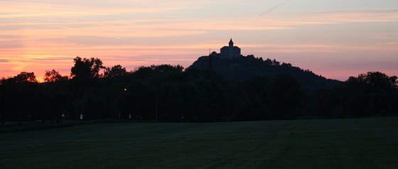 Vechna pedstavení na Kuntické hoe zaínají se smrákáním ve 20:30.