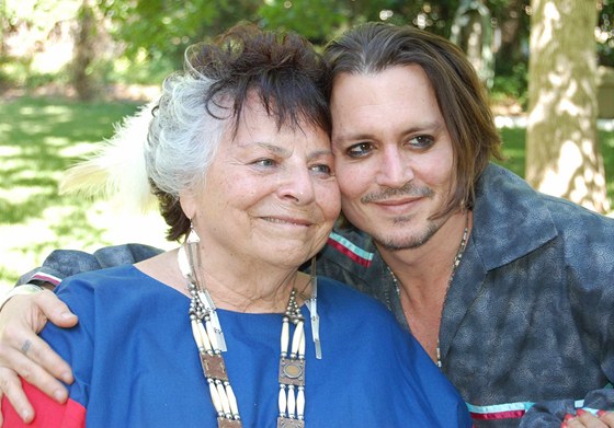 Johnny Depp a členka kmene Komnačů LaDonna Harrisová