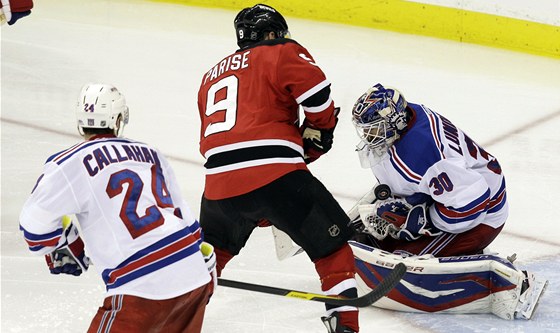 DOBÝVÁNÍ BRANKY. Zach Parise z New Jersey Devils ped gólmanem New York Rangers