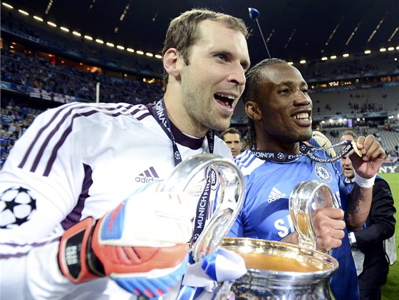 HRDINOVÉ CHELSEA. Branká Petr ech a útoník Didier Drogba si uívají triumf v...