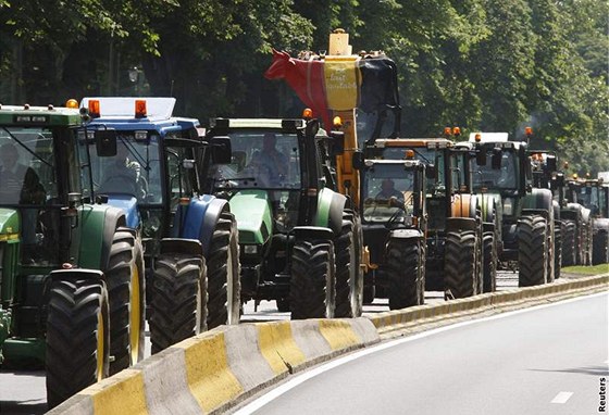 Zemdlci vyjedou dopoledne s tkou technikou na silnice. Chtjí upozornit na nízké výkupní ceny mléka. Ilustraní foto