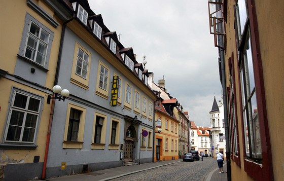 Bývalý hotel Hradní dvr v Dlouhé ulici chce msto Cheb upravit na bydlení pro...