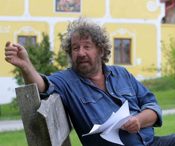 Režisér Zdeněk Troška začíná se svým štábem natáčet v jihočeských Dobčicích komedii Babovřesky.