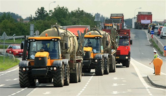 Traktory opt vyjedou protestovat na silnice.