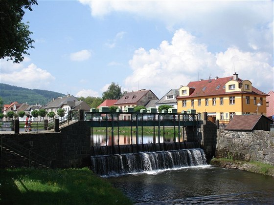 Lávka pes Úhlavu v Nýrsku, kde dolo ke rvace, její blií okolnosti zjiuje soud.