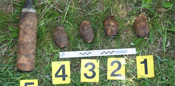 Policisté u mue nali stovky kus munice vetn dlosteleckých granát (ilustraní foto).
