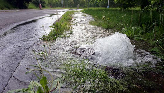 Prasklý hydrant v Dyleské ulici v Chebu, voda tekla po ulici.