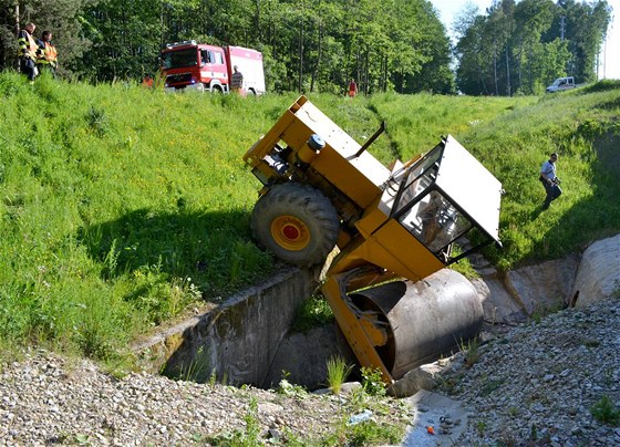 Dvacetitunový silniní válec sjel z nkolikametrového srázu u Nového Sedla na