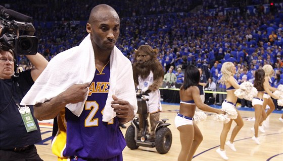 Kobe Bryant z LA Lakers smutn odchází na laviku, zato maskot a roztleskávaky