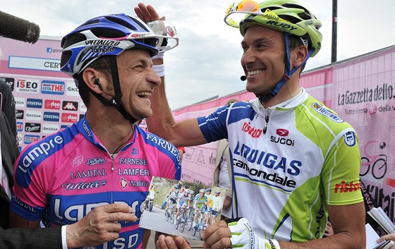 Michele Scarponi (vlevo) a Ivan Basso na startu 18. etapy Giro d´Italia.