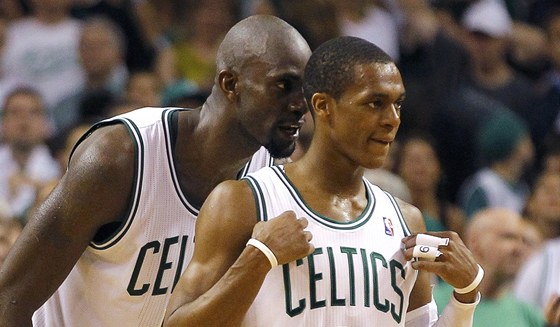 Kevin Garnett (vlevo) a Rajon Rondo, dva mui, kteí vedli Boston Celtics v