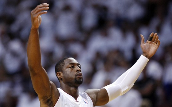 Dwyane Wade z Miami Heat hecuje diváky ped zápasem s Bostonem Celtics.