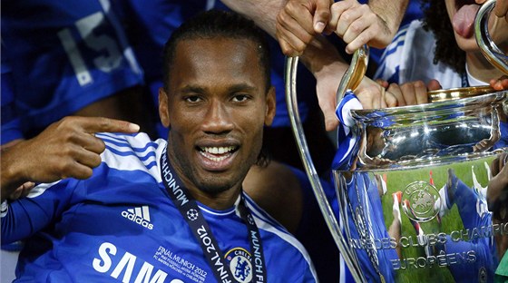 RADOSTNÉ LOUENÍ. Didier Drogba s trofejí pro vítze Ligy mistr na jae 2012.