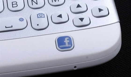 HTC ChaCha mlo speciální tlaítko pro sputní Facebooku.