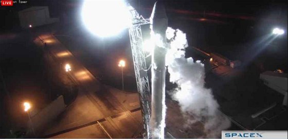 Raketa Falcon 9 pipravena k úternímu letu s modulem Dragon k ISS.