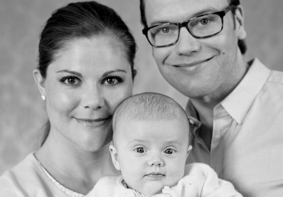Švédská princezna Victoria, její manžel Daniel Westling a dcera Estelle Silvia...