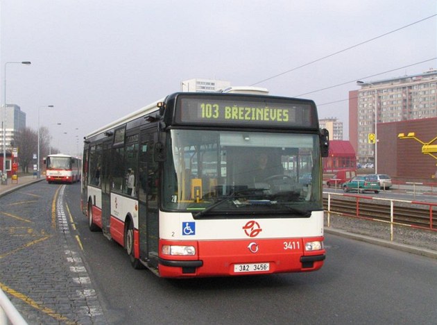 Zpodní autobusu prozradí QR kód na zastávkovém sloupku.