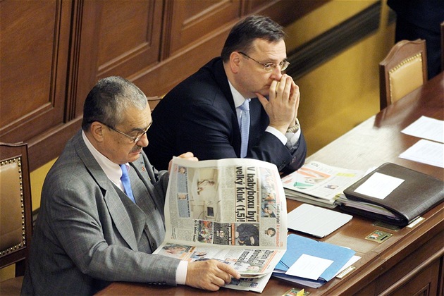 Karel Schwarzenberg a Petr Ne�as b�hem jednání Poslanecké sn�movny (9.