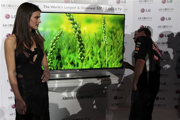 Sandersová a Vettel p�i p�edstavení 55" OLED TV LG
