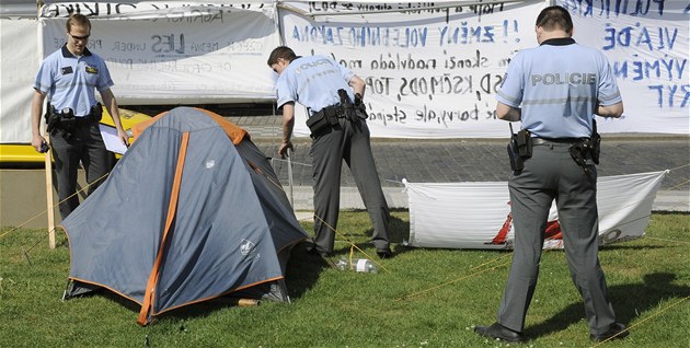Policisté kontrolují stany aktivist.