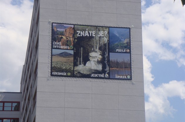 Billboard na boní stn budovy láká k návtv pírodních krás.