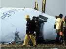 Brittí vyetovatelé prohledávají trosky zíceného letadla v Lockerbie (23....