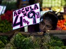 Argentinský prodejce zeleniny obhlíí cedulku lákající ke koupi rukoly. Experti
