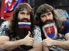 Sloventí fanouci pózují na tefánikov námstí v Bratislav bhem finálového